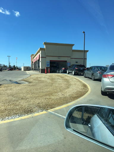 WhiteWater Express Car Wash en Broken Arrow