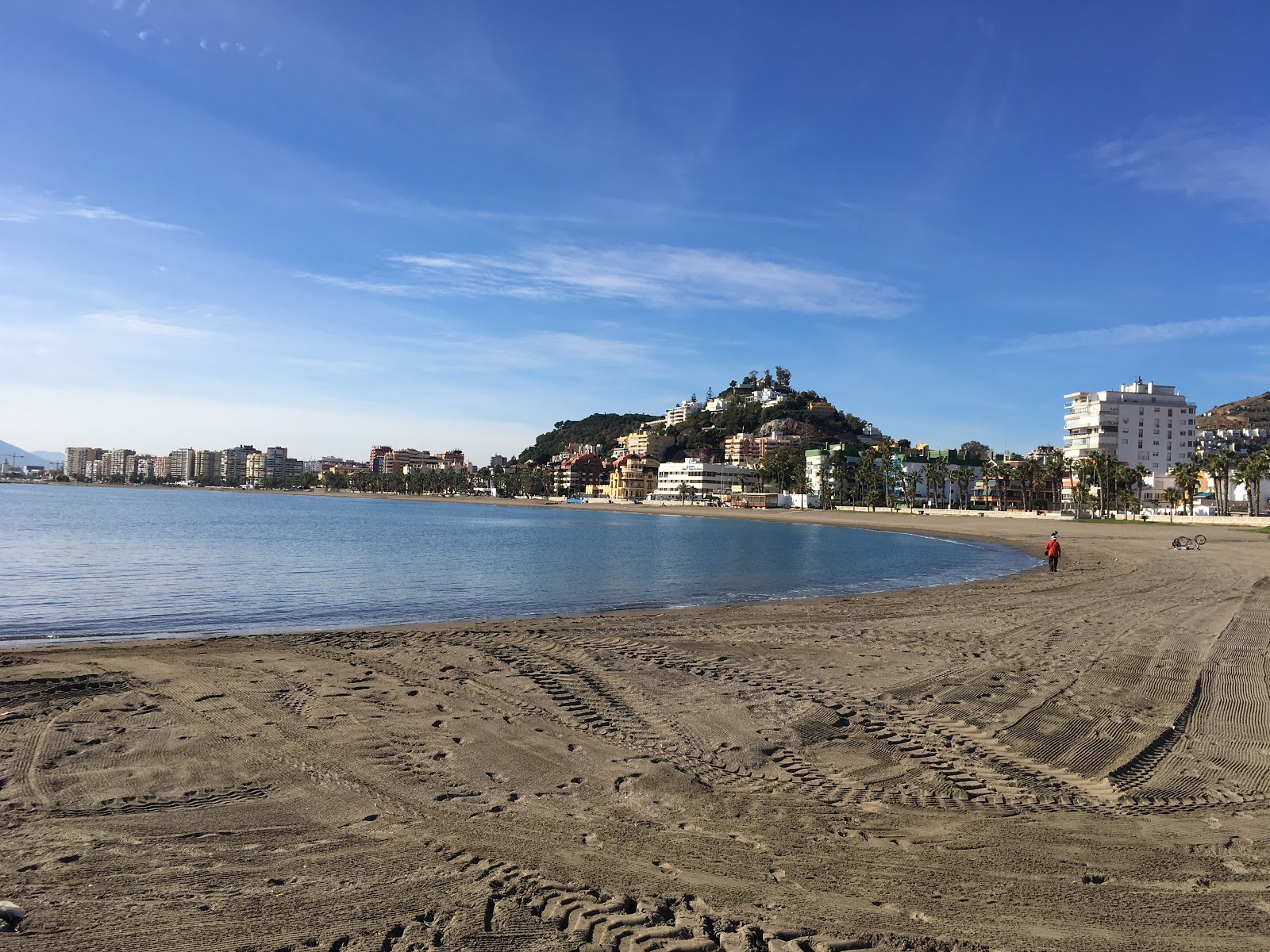 Fotografie cu Plaja Malagueta cu o suprafață de apă pură albastră