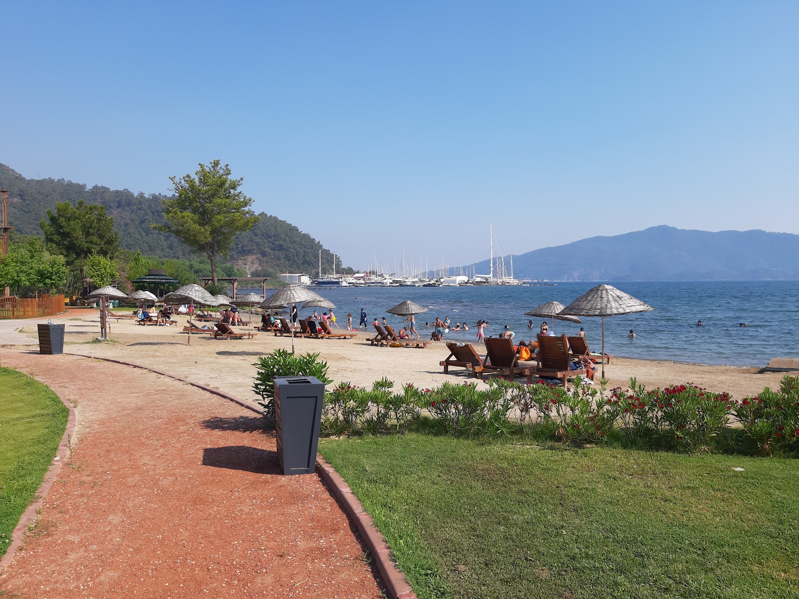 Foto von Marmaris Burunucu Macera Beach mit beiger sand Oberfläche