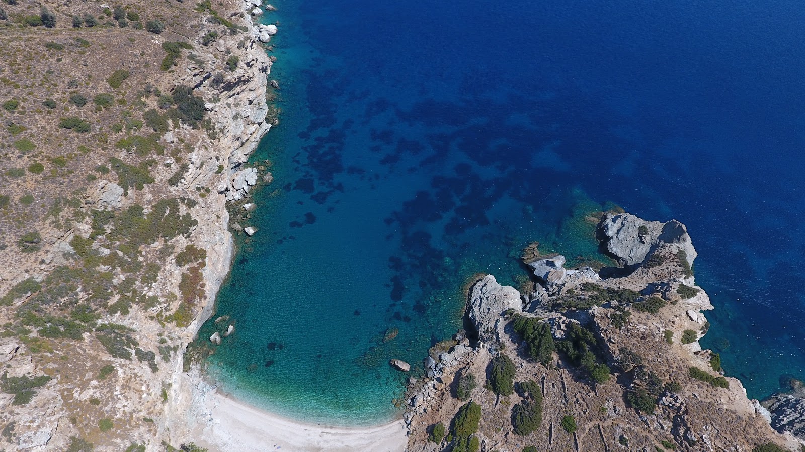 Foto von Mikrogiali beach mit kleine bucht