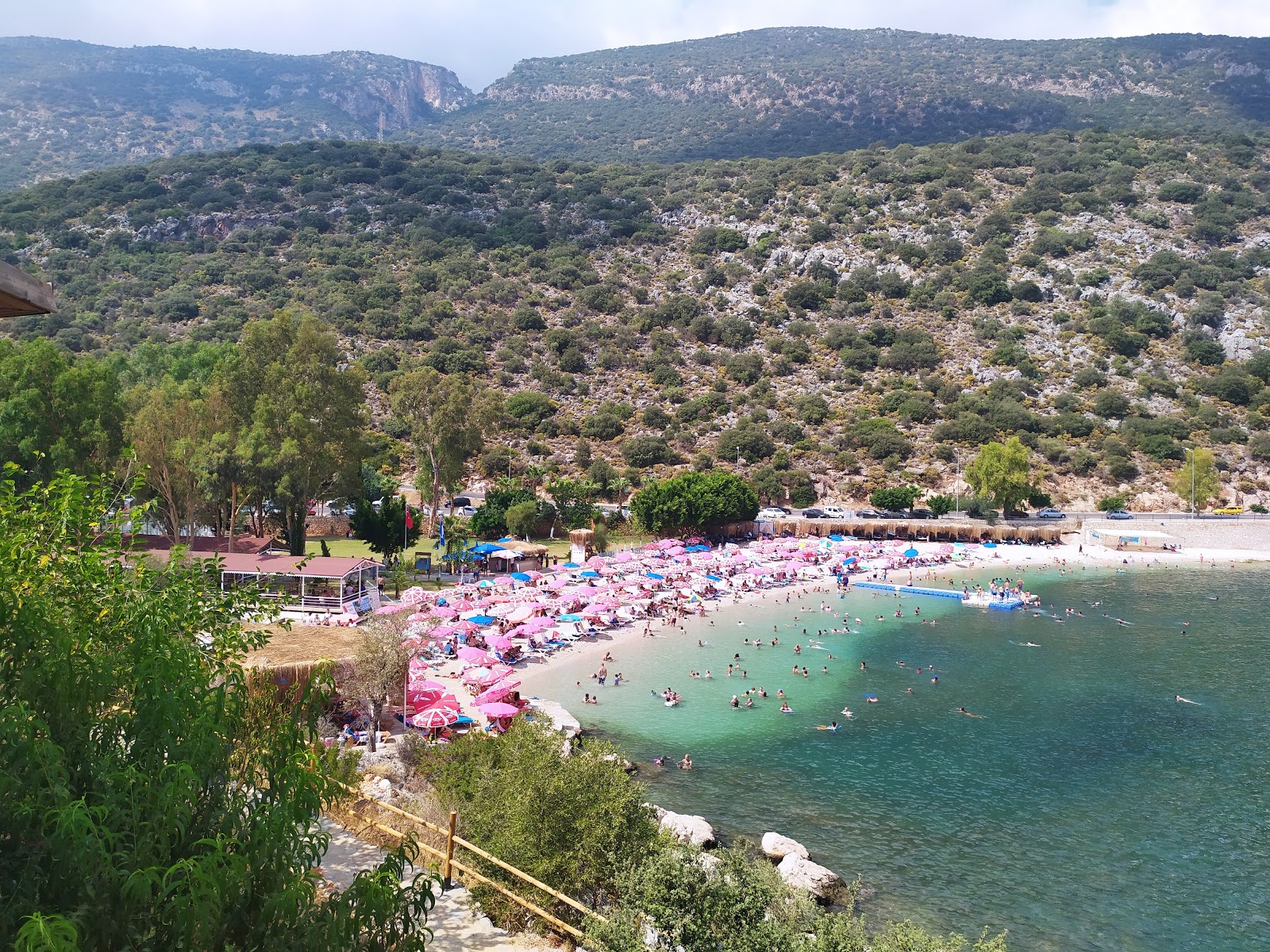 Fotografie cu Aksagerme Beach cu o suprafață de pietricele beige