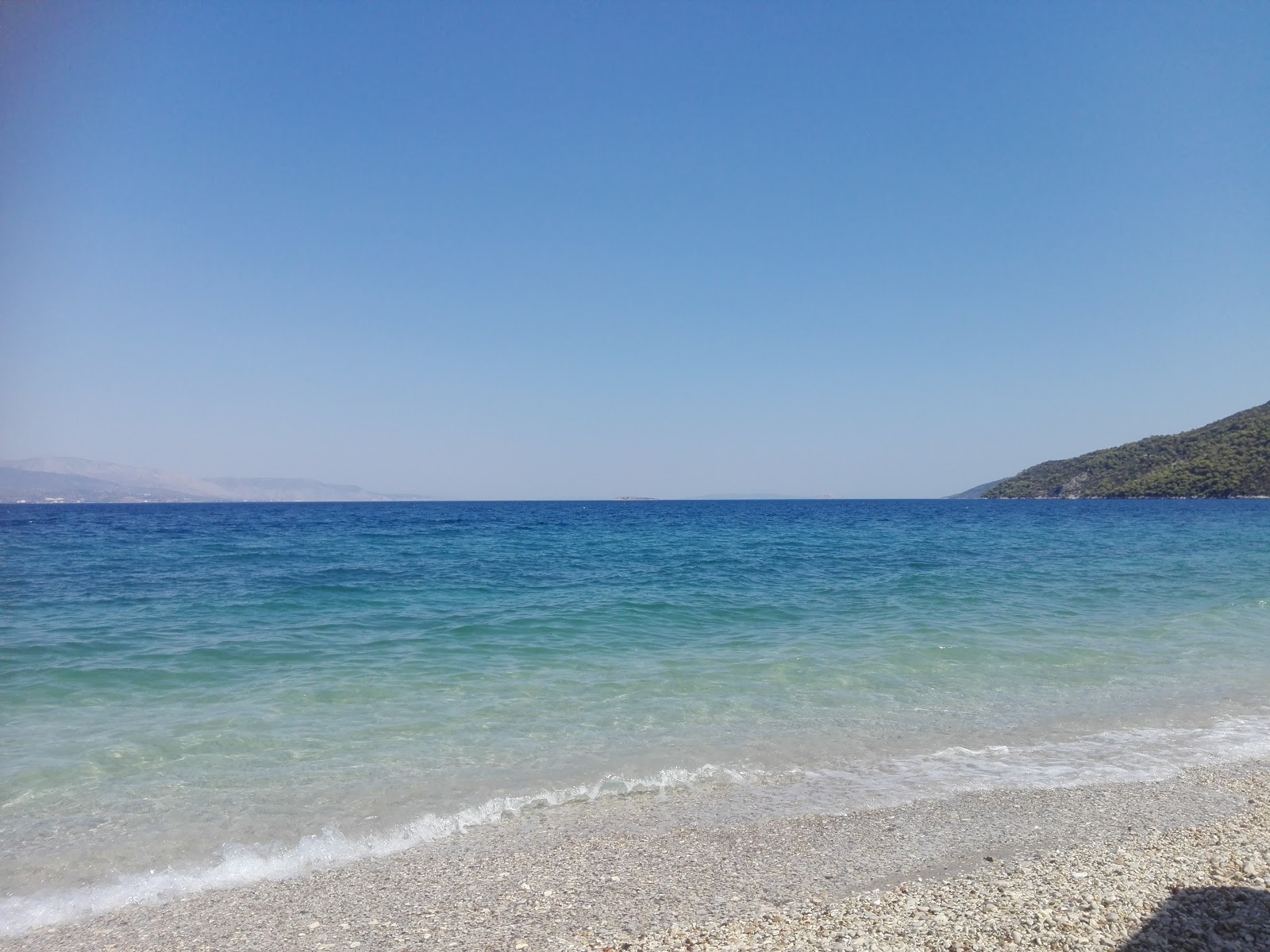 Paralia Almiris'in fotoğrafı uçurumlarla desteklenmiş