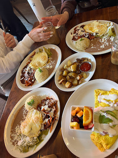 Chilaquiles Divorciados & Omelet de la casa 