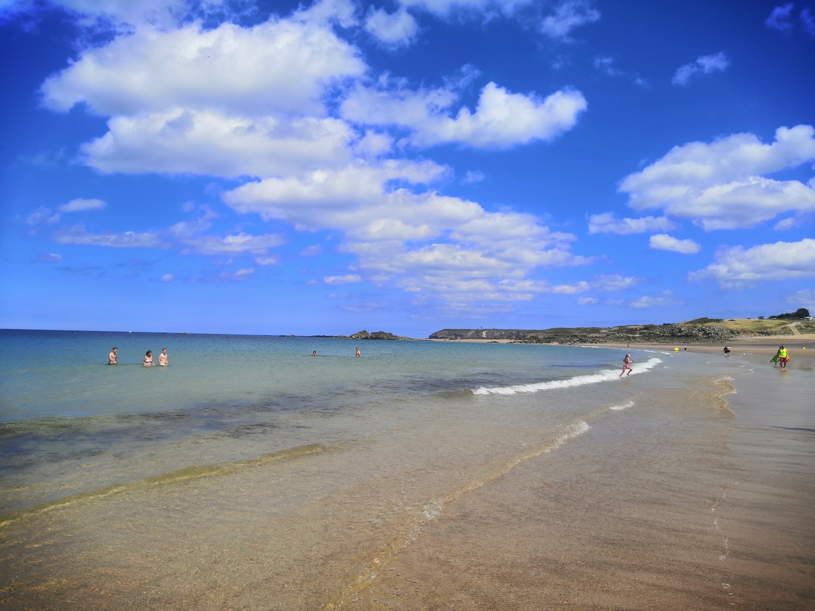 Photo de Les Grèves d'en Bas avec plage spacieuse