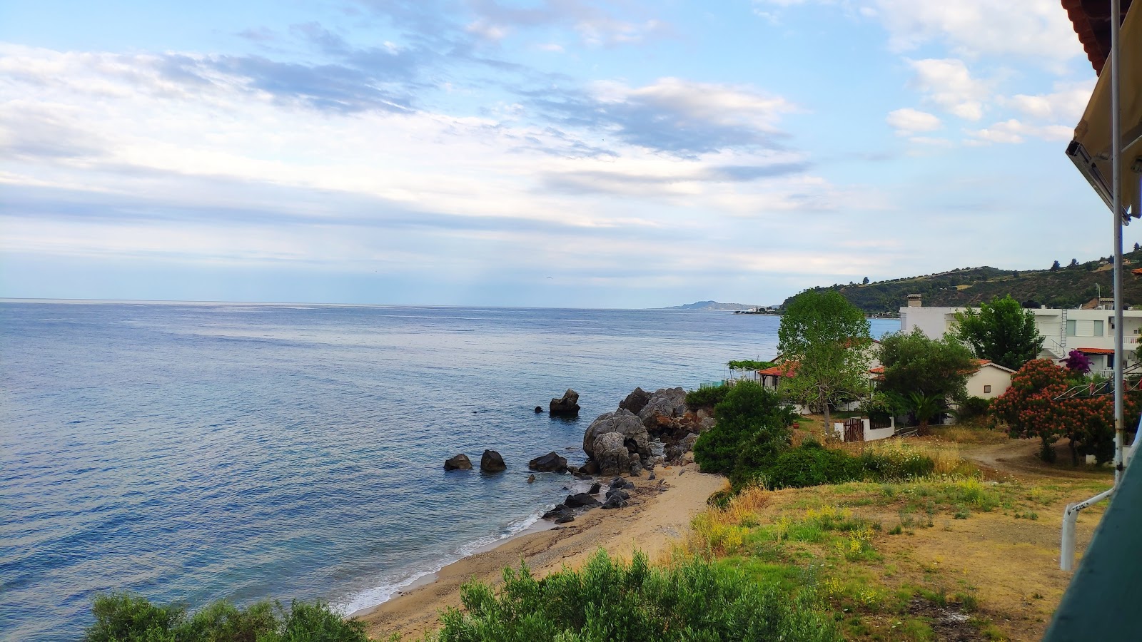 Foto de Agios Paraskevis beach II área parcialmente de hotel