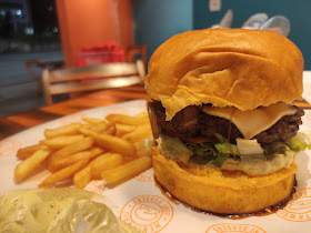 Mentawaii Surf Burgers Fatima