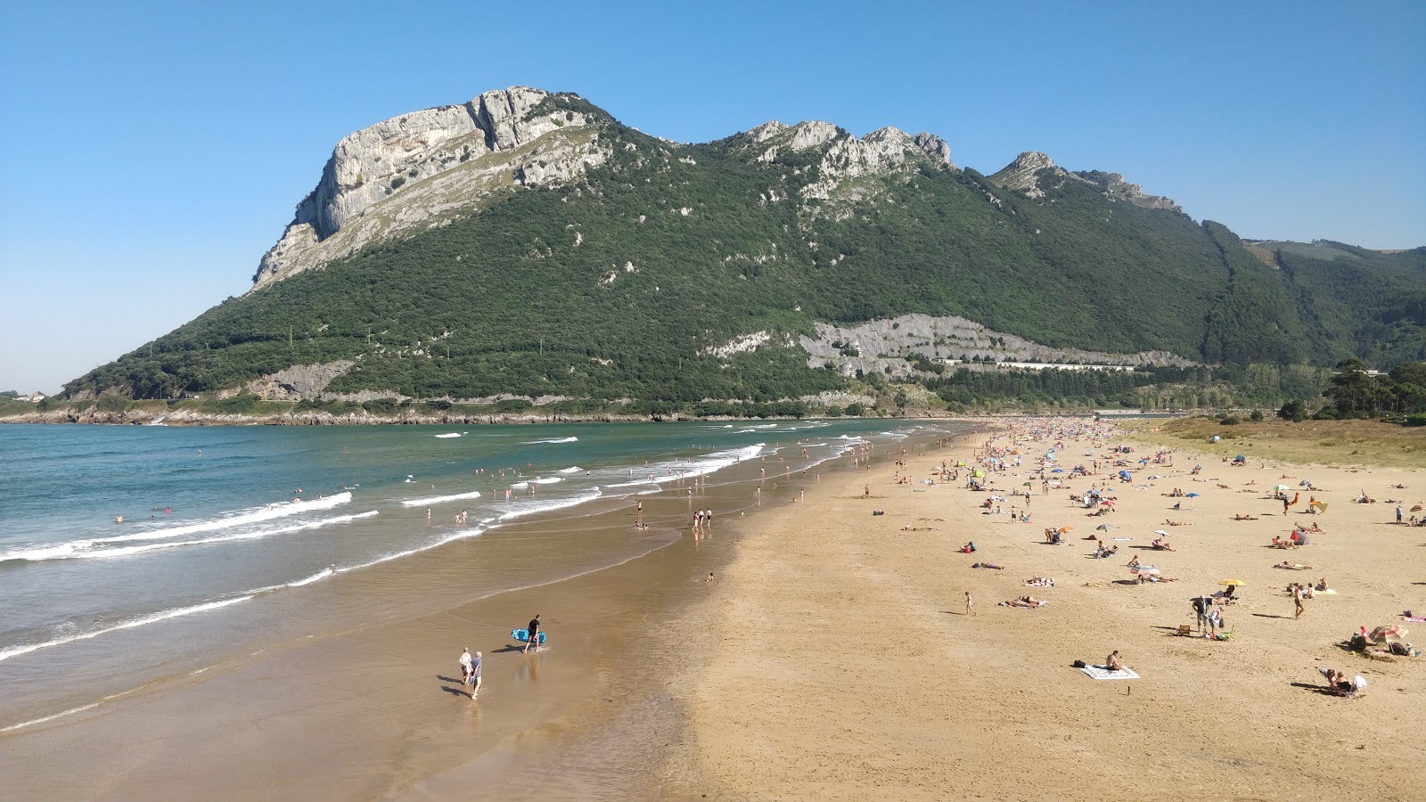 Foto di Spiaggia di Orinon con una superficie del sabbia beige