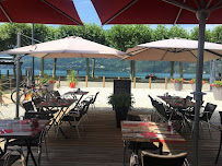 Atmosphère du Restaurant Chez les filles rest'eau à Aix-les-Bains - n°1