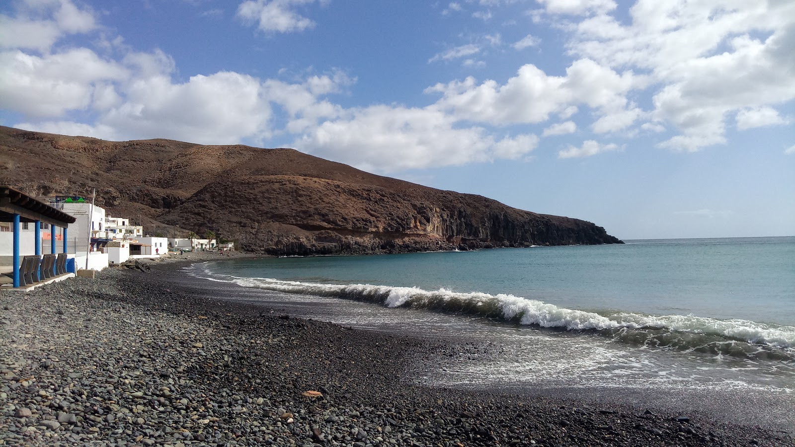 Playa Giniginamar的照片 带有蓝色纯水表面