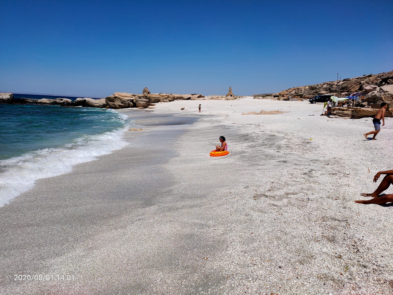 Foto av Shell Beach med turkos rent vatten yta