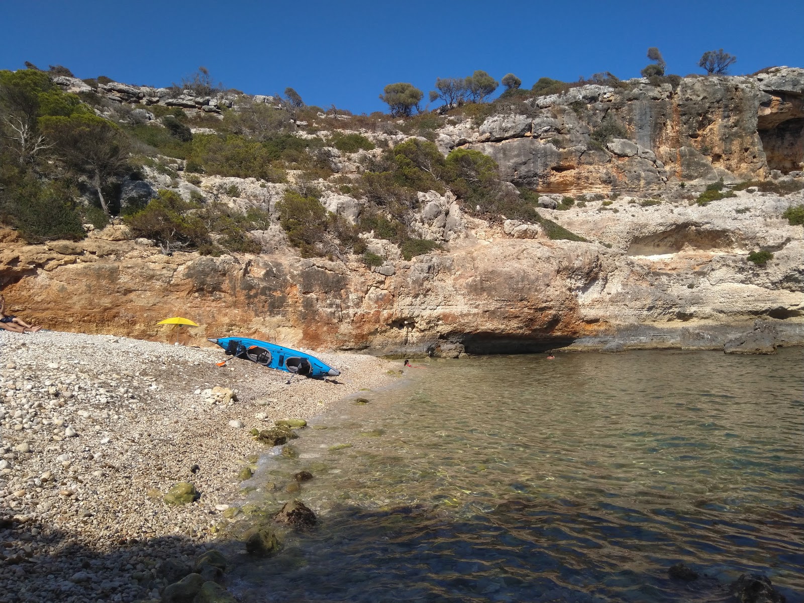 Foto de Cala Bota con agua cristalina superficie