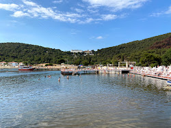 Foto di Pine Harbor Bay sorretto da scogliere