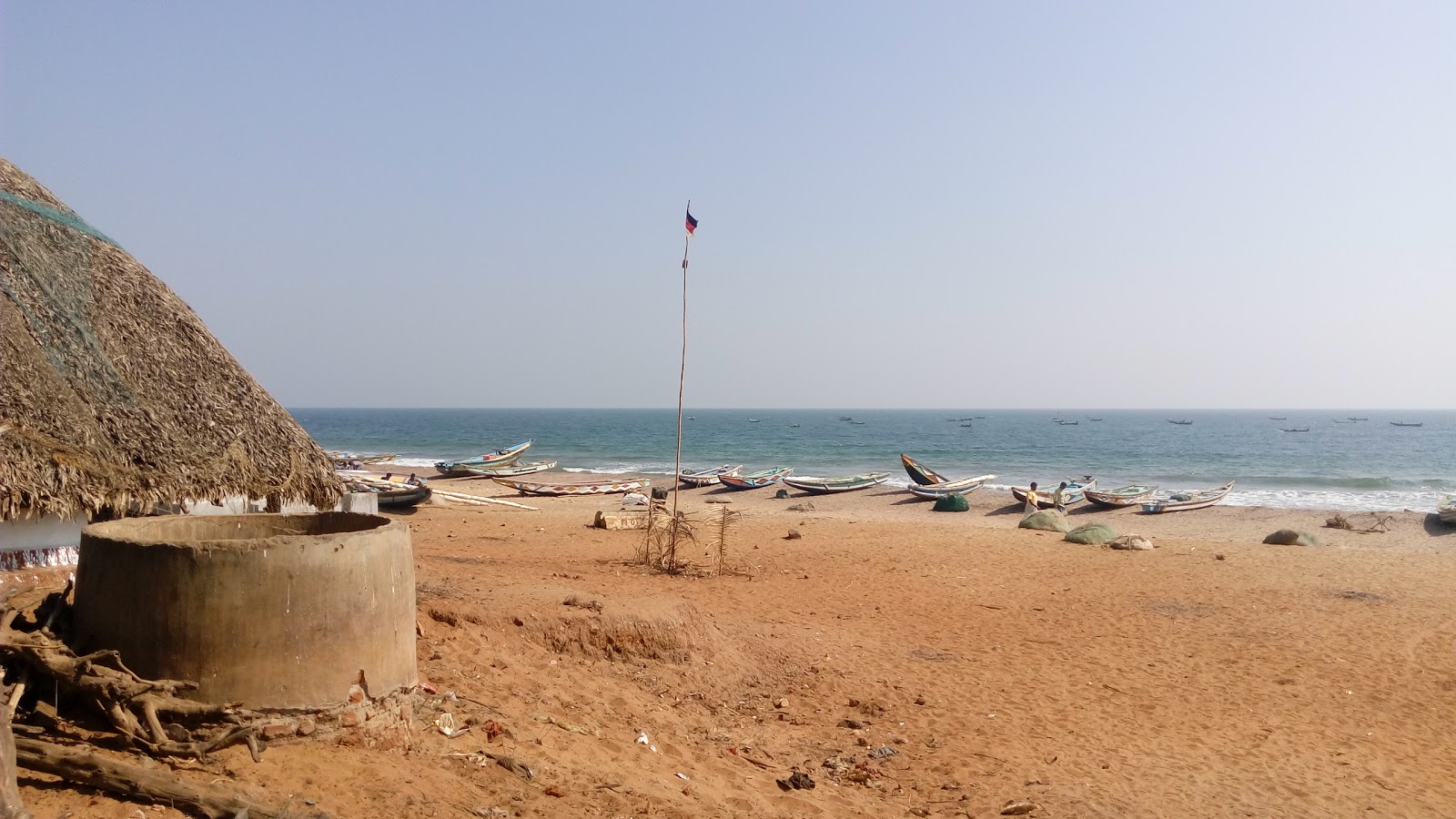 Foto di Thippalavalasa Beach con una superficie del sabbia beige