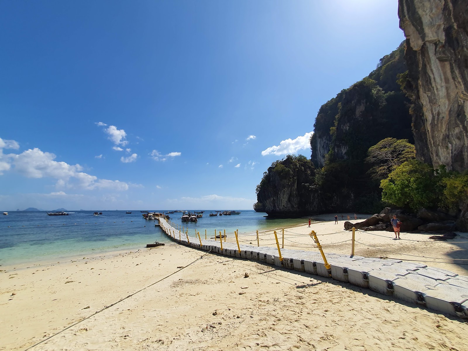 Koh Hong Plajı'in fotoğrafı uçurumlarla desteklenmiş