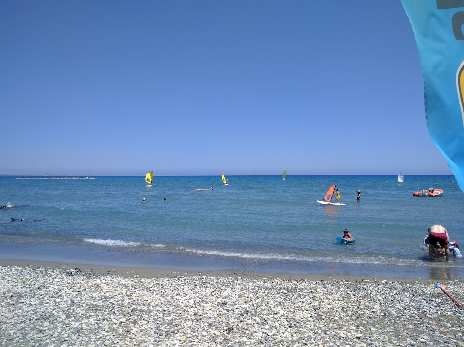 Fotografie cu Finikoudes beach II cu o suprafață de pietricel ușor