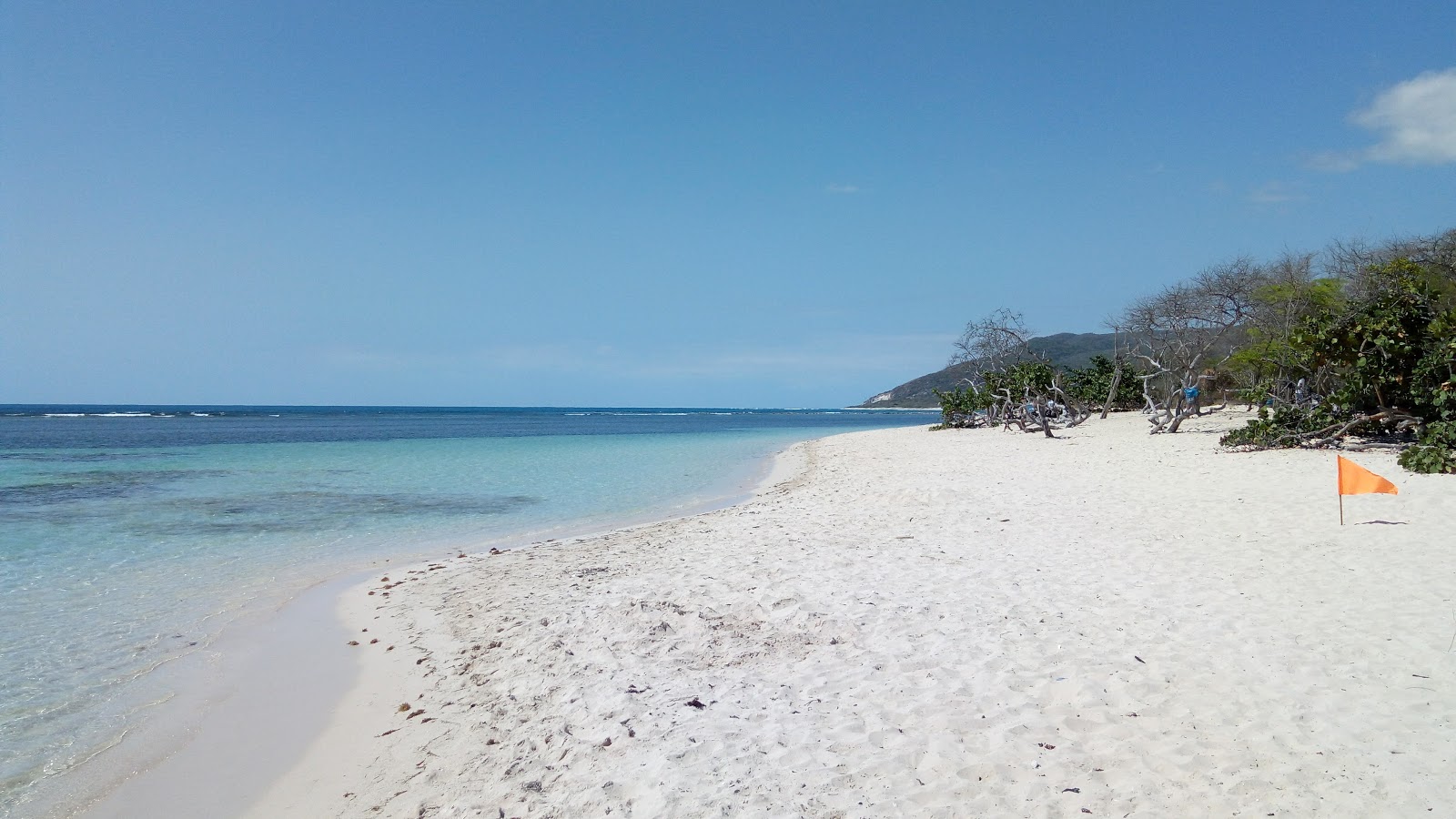 Foto von La Caobita beach mit feiner beiger sand Oberfläche