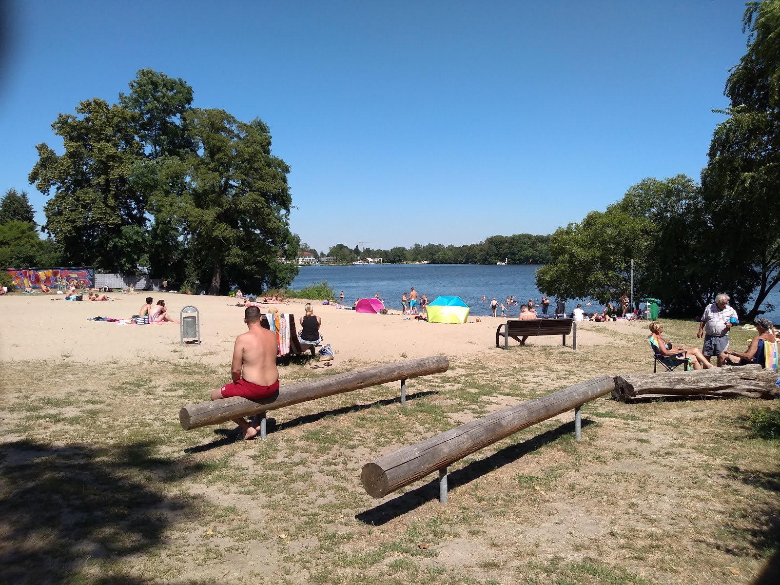 Badewiese Eichwalde'in fotoğrafı düz bir kıyı şeridi ile birlikte