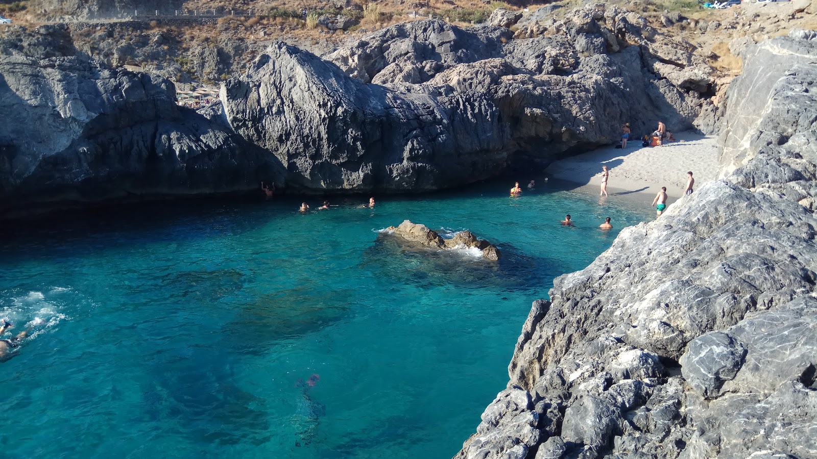 Klisidi beach的照片 带有碧绿色纯水表面