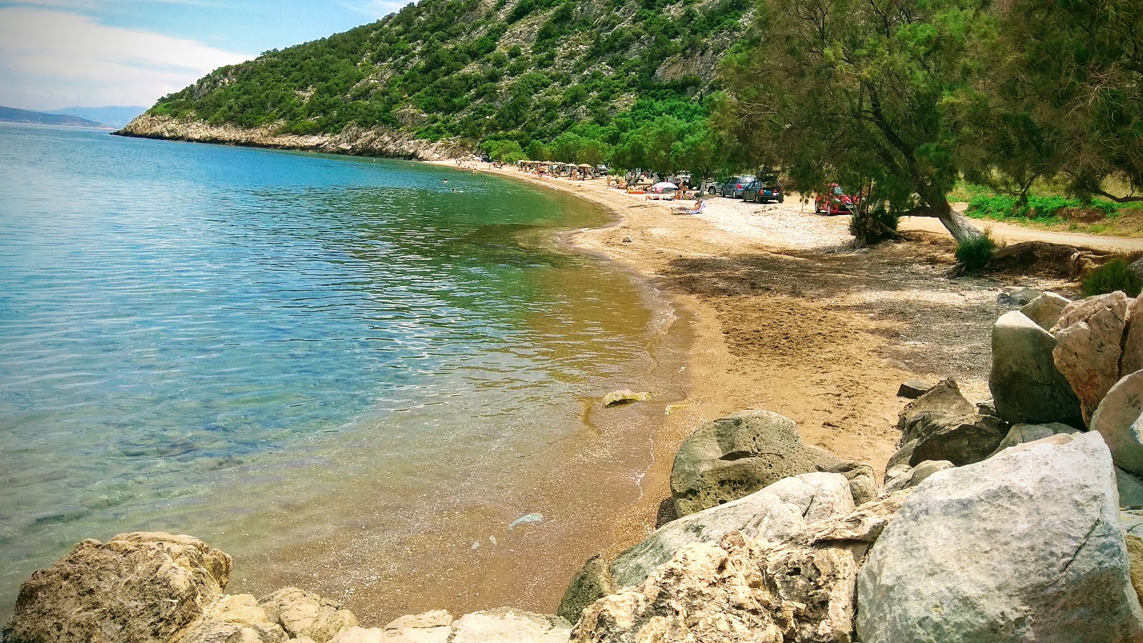 Φωτογραφία του Ramnous beach με ψιλή άμμος και βότσαλο επιφάνεια