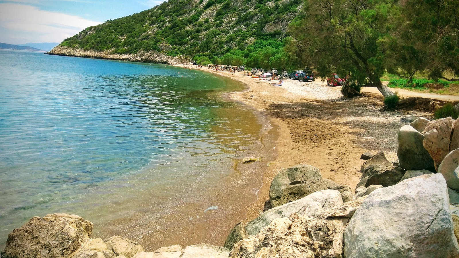 Φωτογραφία του Ramnous beach με μπεζ άμμος και βότσαλα επιφάνεια