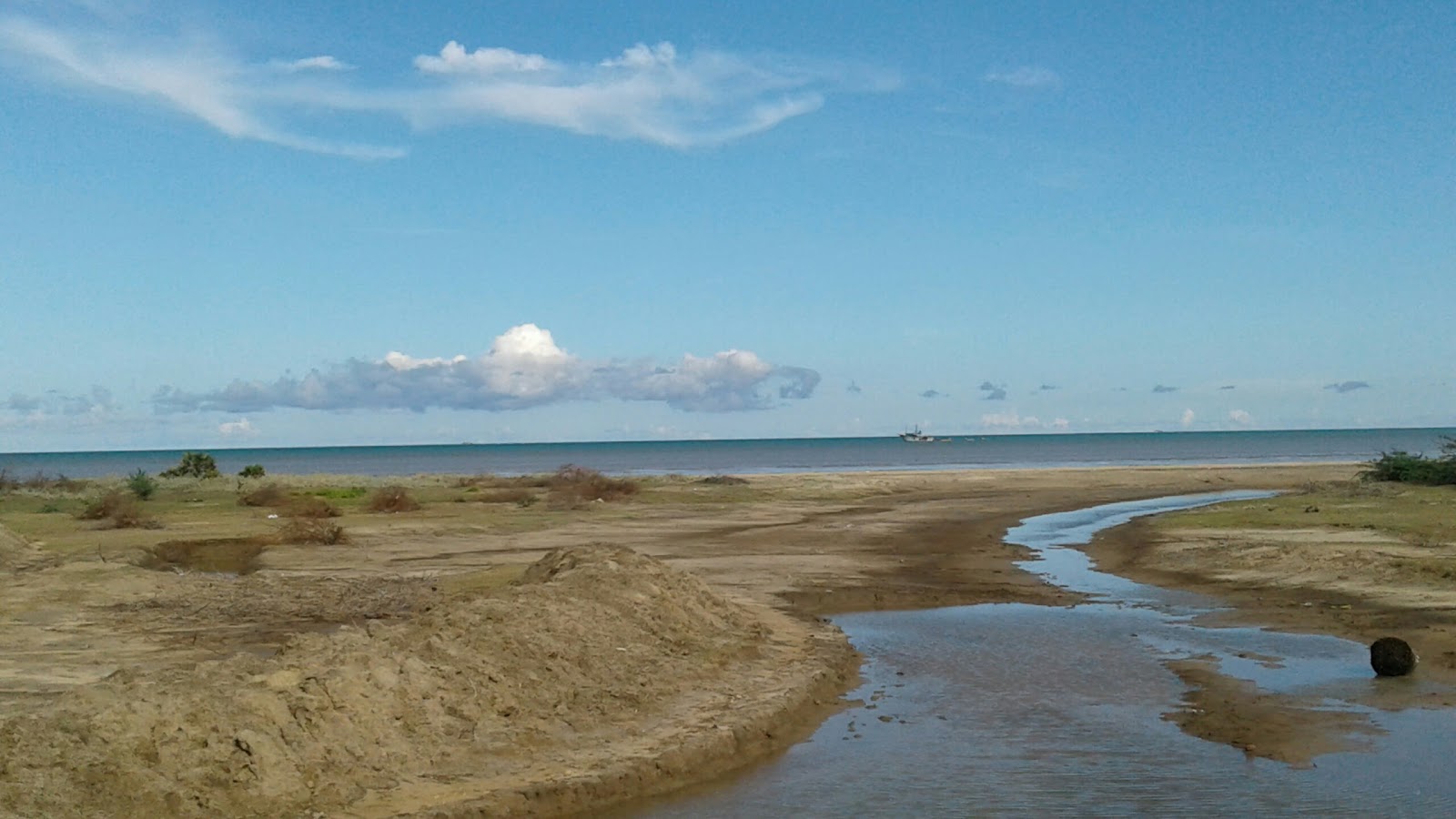Foto de Pushpavanam Beach com areia bege fina superfície