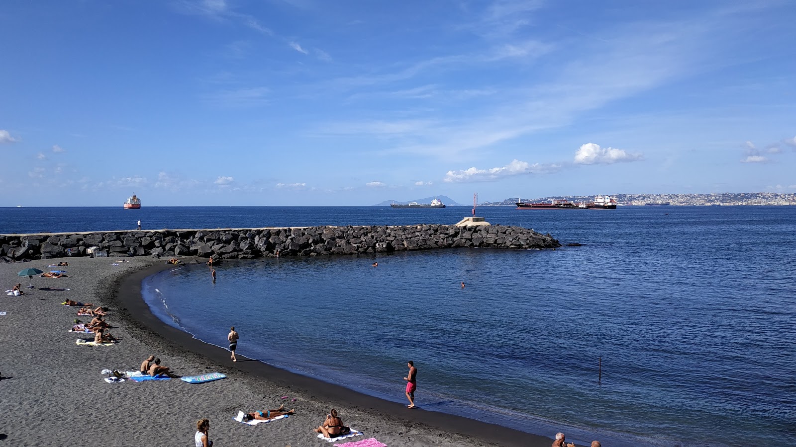 Foto di Spiaggia di Cirotto con una superficie del sabbia nera
