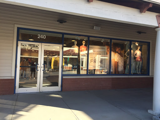 Clothing Store «Van Heusen», reviews and photos, 1 Outlet Blvd, Wrentham, MA 02093, USA