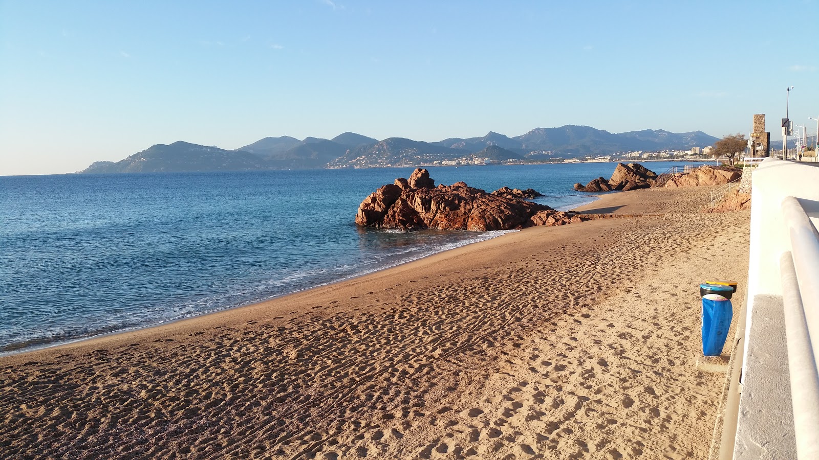 Foto de Midi Surveillee beach com areia fina e brilhante superfície