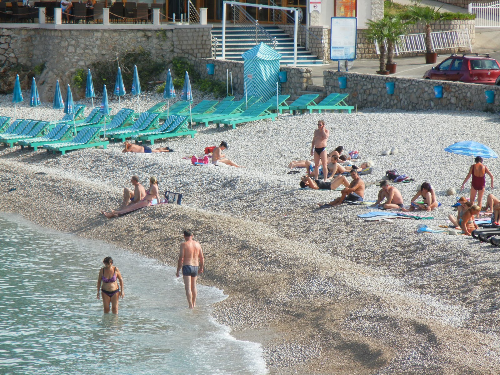 Foto von Utjeha Strand von Klippen umgeben