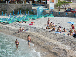 Foto von Utjeha Strand von Klippen umgeben