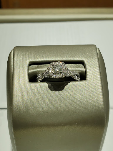 Jewelry Store «Lasker Jewelers Eau Claire, WI», reviews and photos, 3705 S Oakwood Mall Dr, Eau Claire, WI 54701, USA