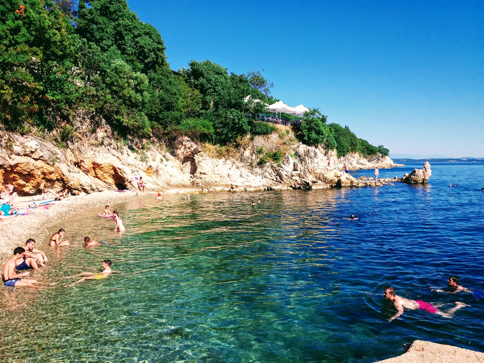 Foto von Mosquito beach mit felsiges gelände Oberfläche