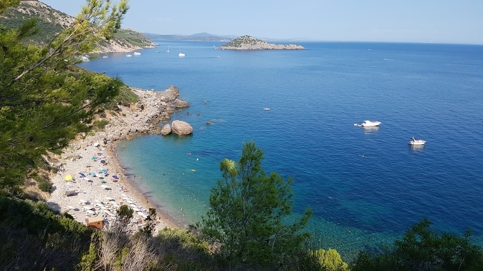 Spiaggia Acqua Dolce的照片 带有岩石覆盖表面