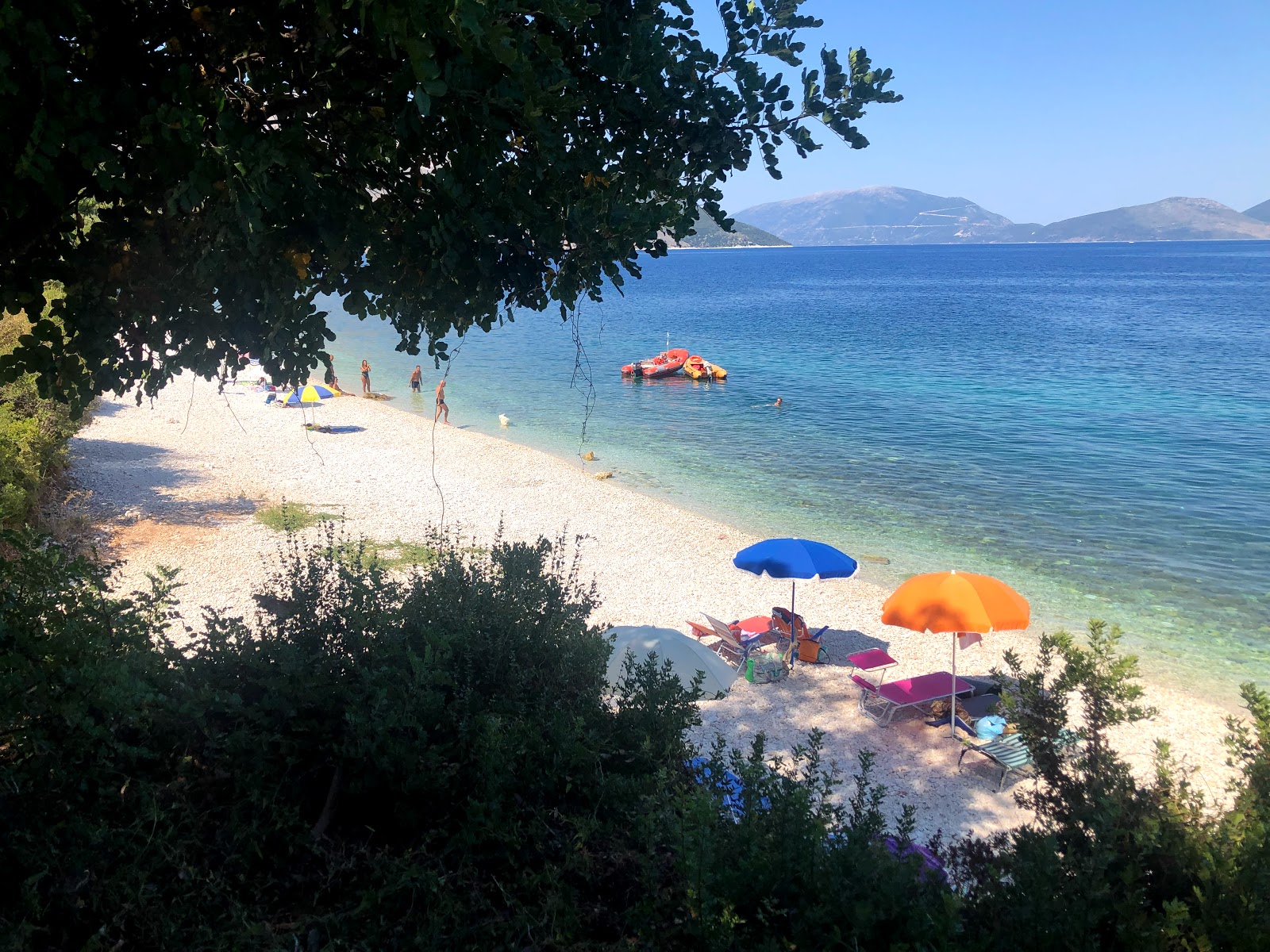 Foto van Agios Paraskevi II met turquoise puur water oppervlakte