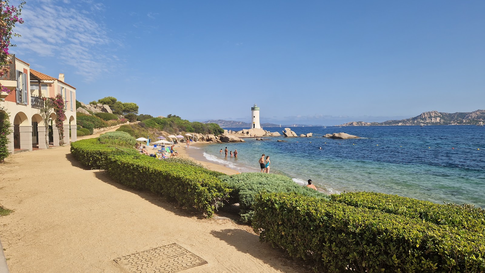 Fotografie cu Spiaggia Porto Faro înconjurat de munți