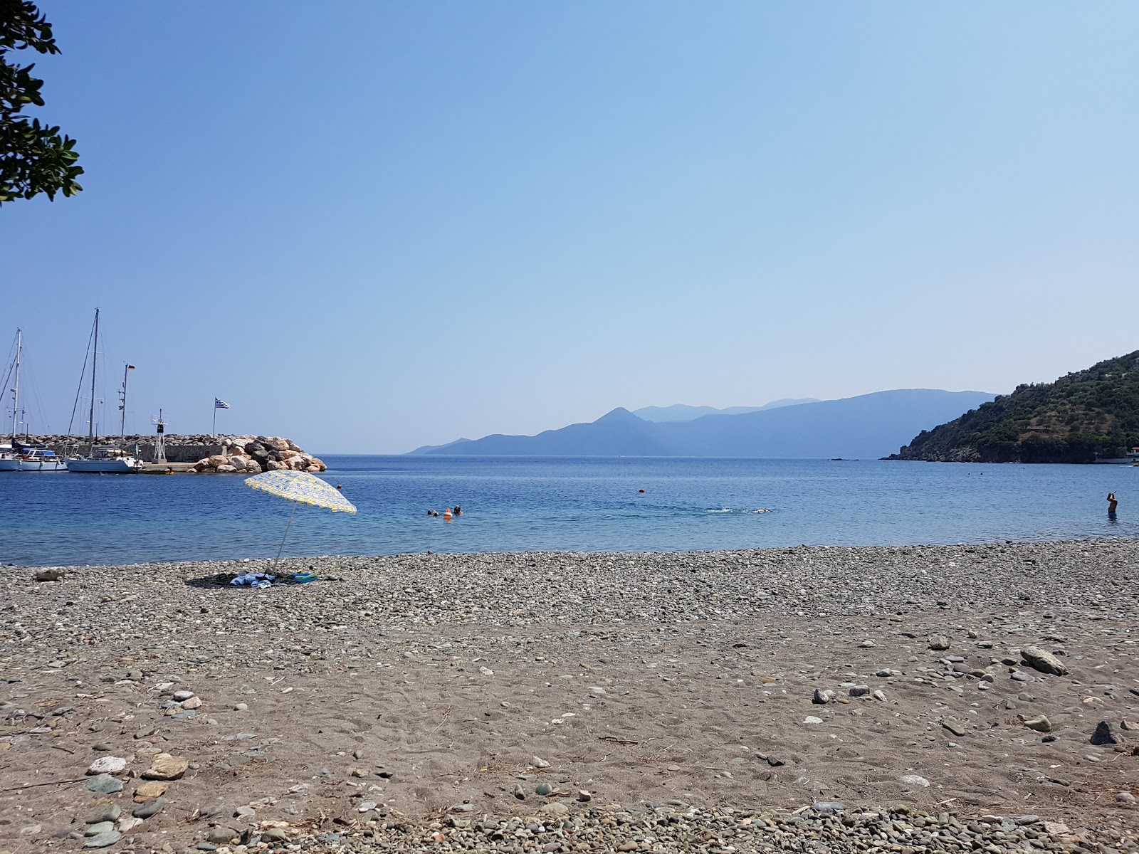 Φωτογραφία του Paralia Sampatiki υποστηρίζεται από βράχους