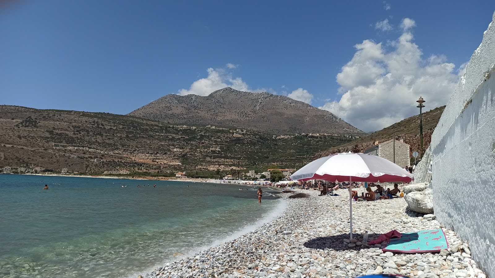 Valokuva Itilo beach - Tsipaista. pinnalla harmaa kivi:n kanssa