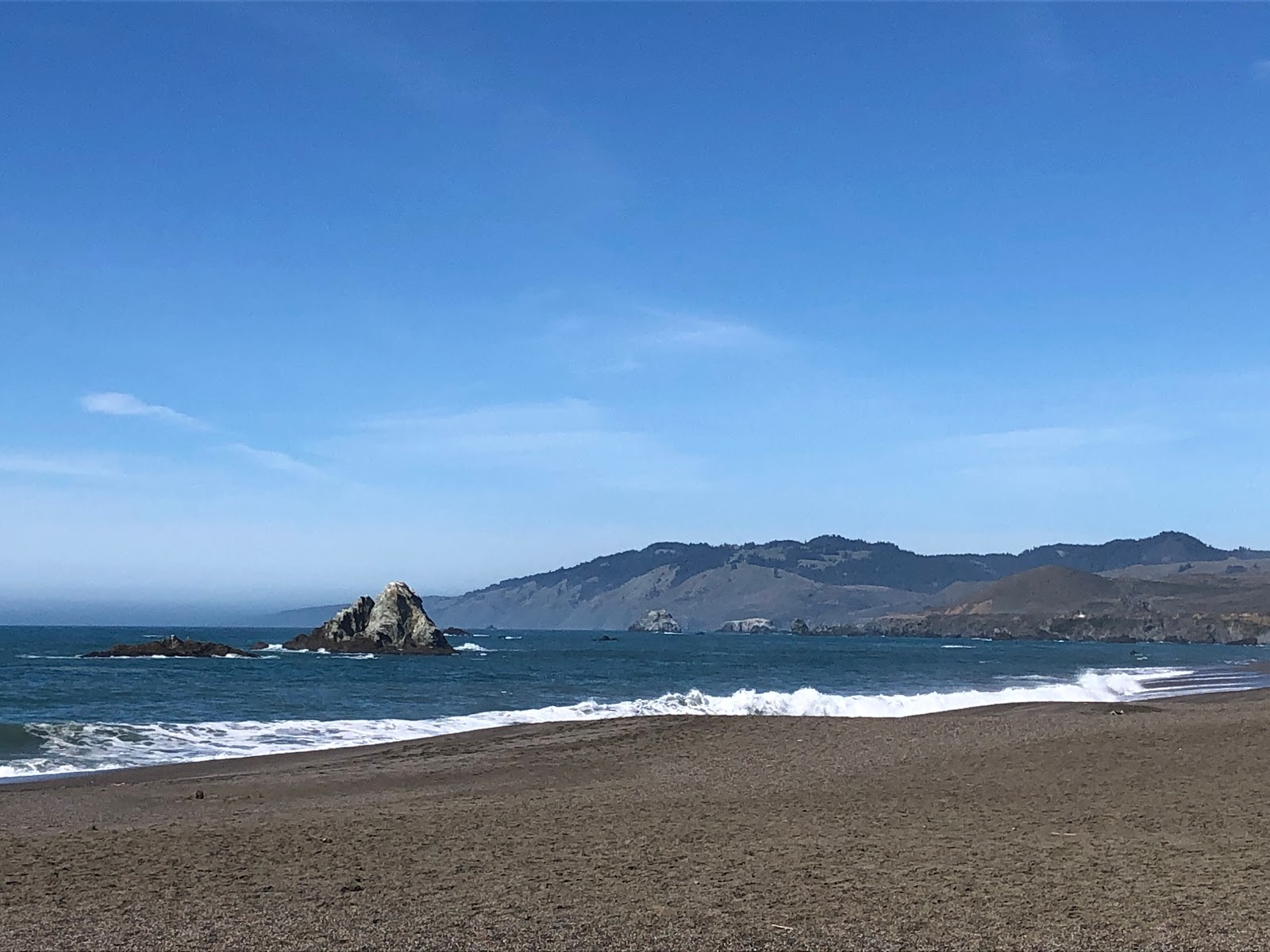 Foto av Wrights Beach omgiven av klippor