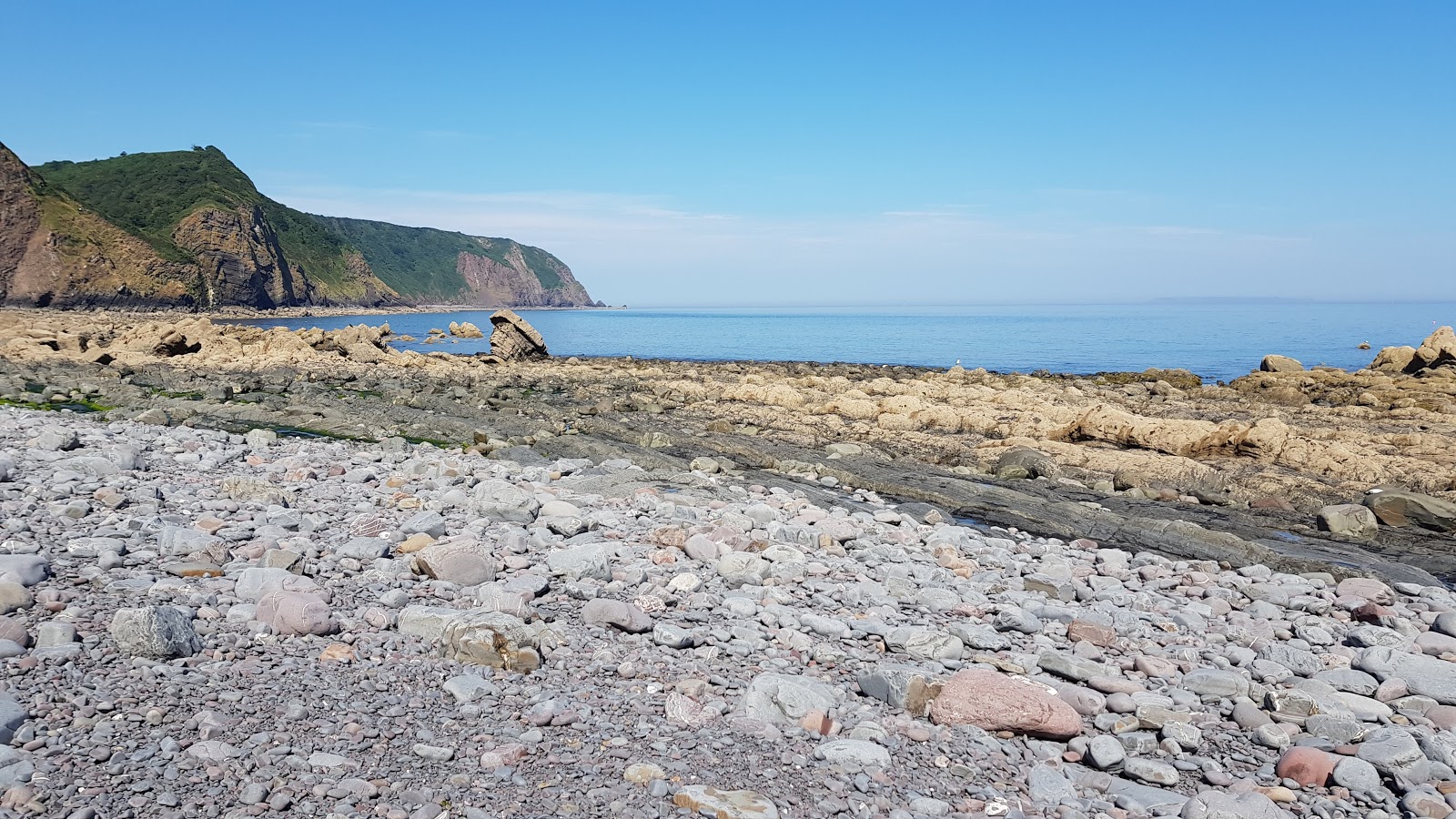 Foto van Mouthmill beach met stenen oppervlakte