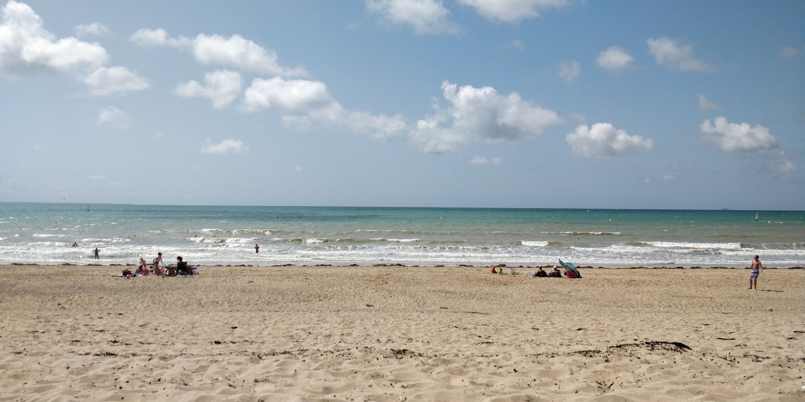Plage de Carolles-plage'in fotoğrafı - rahatlamayı sevenler arasında popüler bir yer
