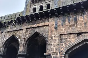 Teen Darwaja image