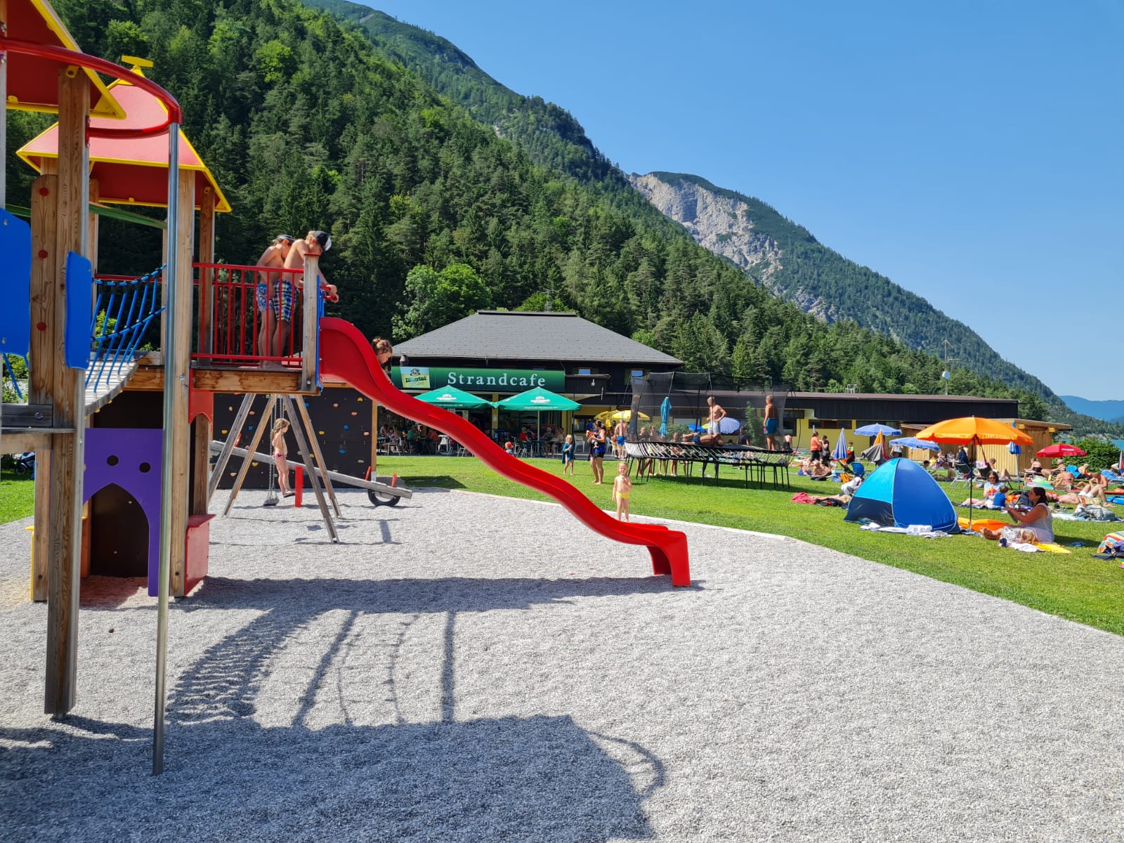 Fotografie cu Plaja Pertisau - locul popular printre cunoscătorii de relaxare