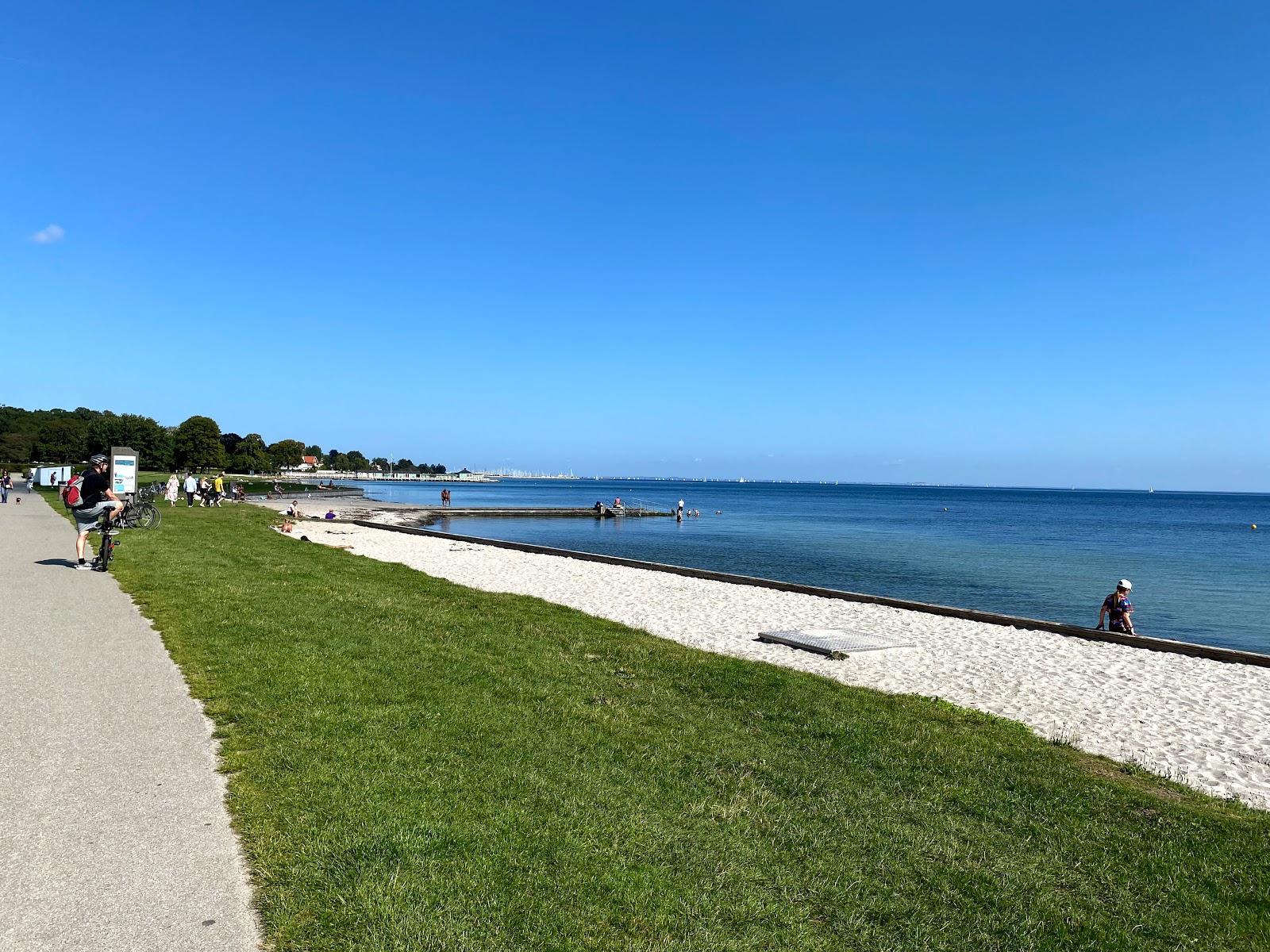 Photo de Charlottenlund Beach avec un rivage spacieux