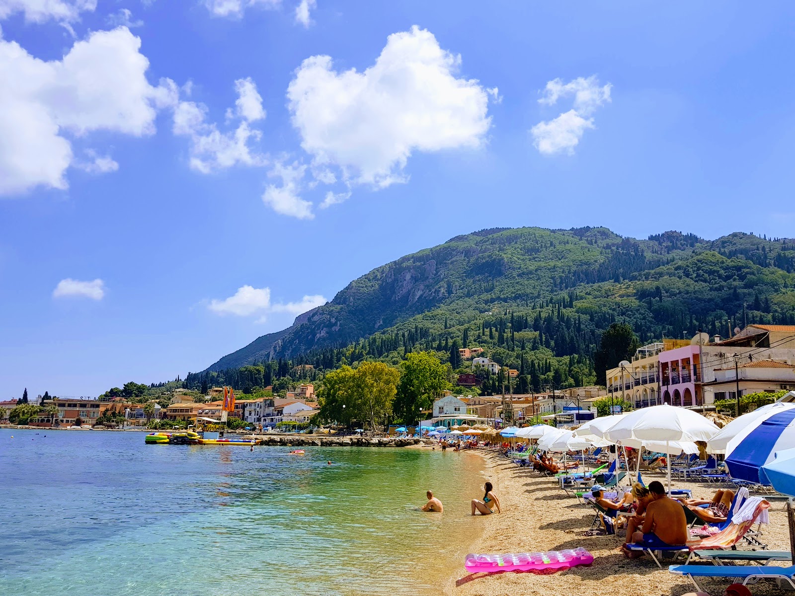 Foto von Benitses beach mit kleine bucht