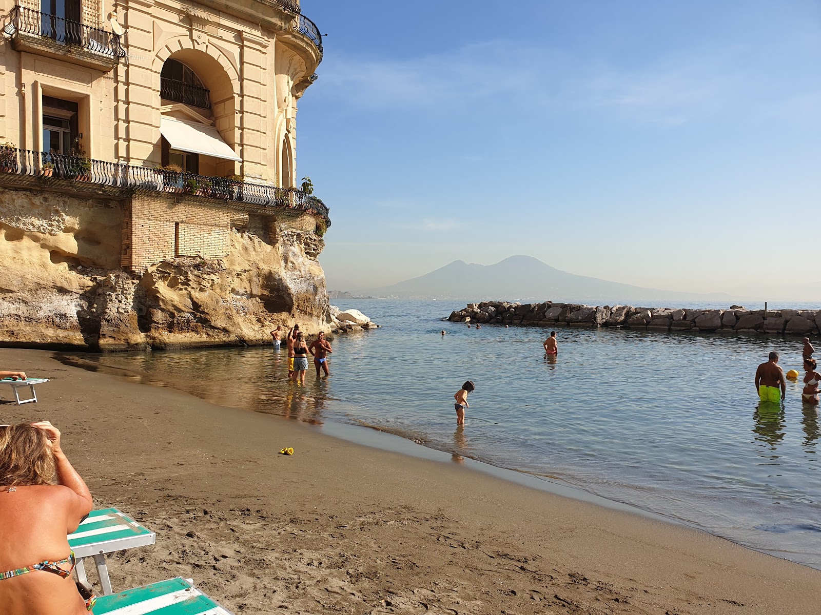Foto van Spiaggia delle Monache met bruin zand oppervlakte