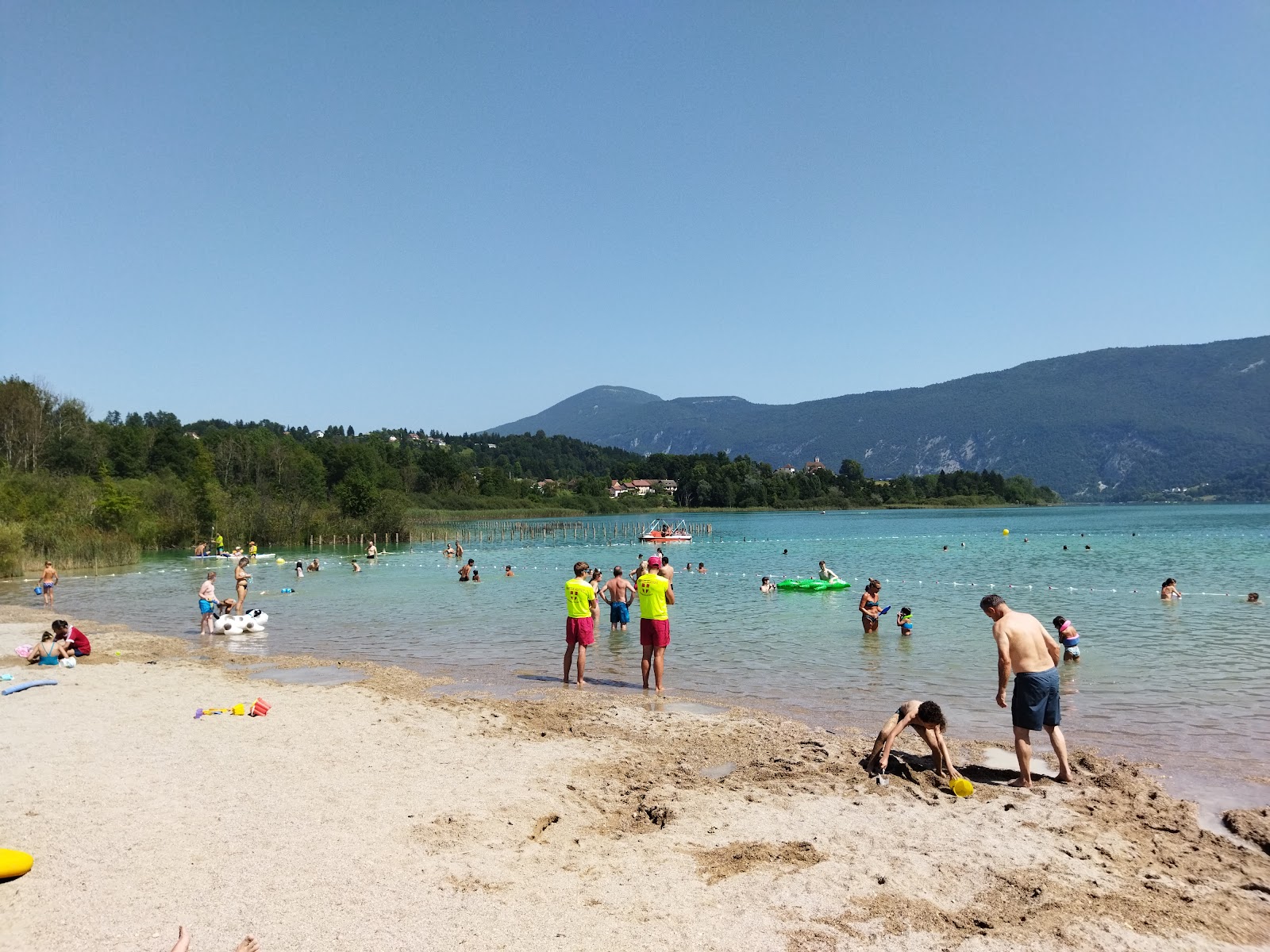 Foto di Lepin La Plage con una superficie del sabbia beige