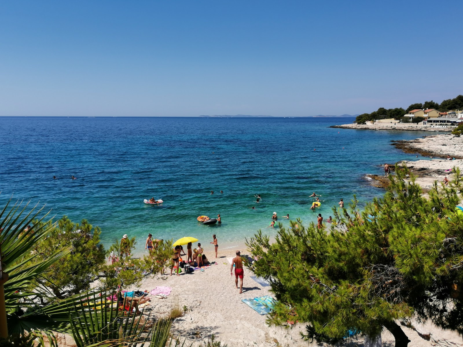 Foto van Dolac beach met turquoise puur water oppervlakte