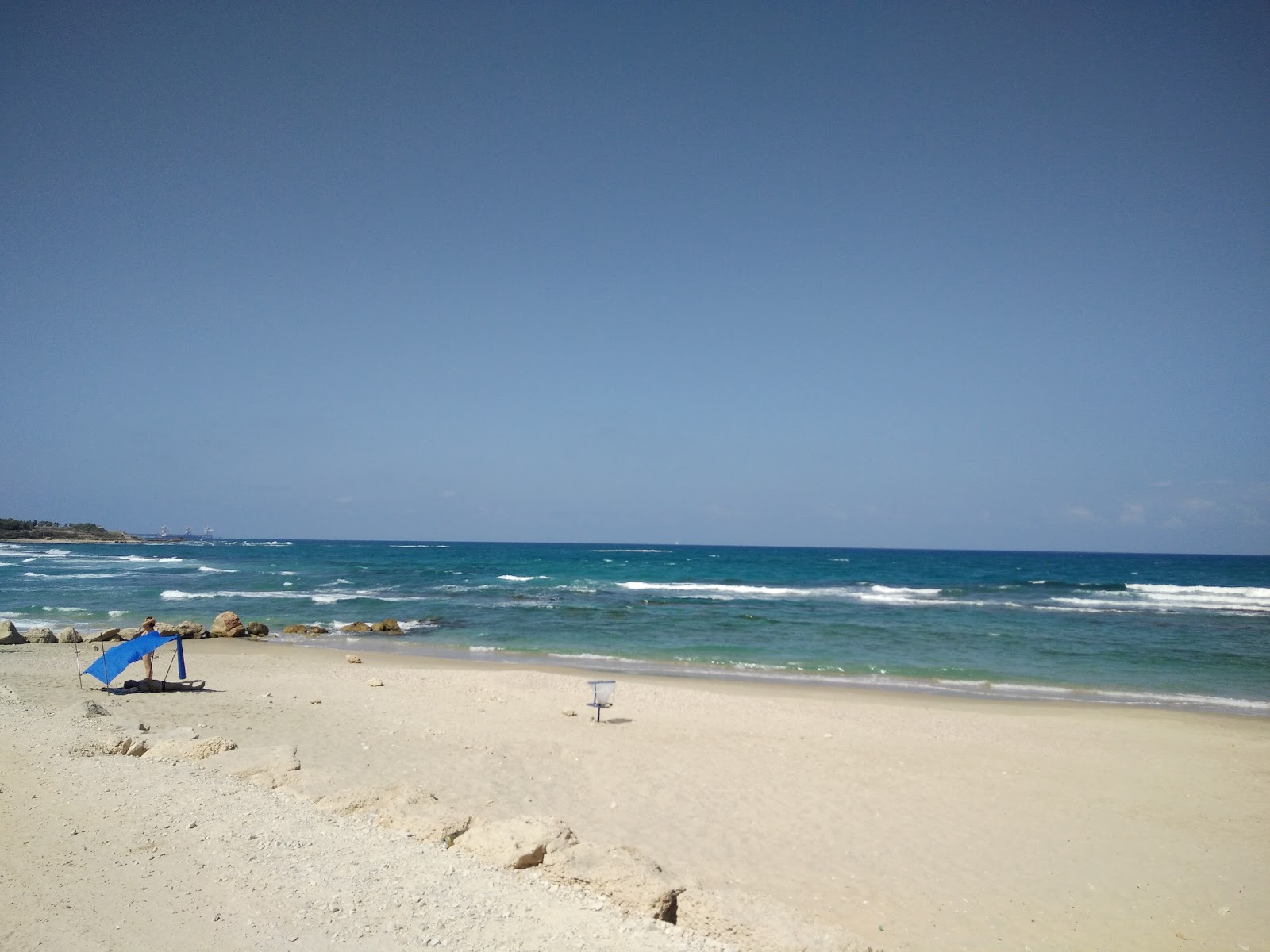 Foto von Caesarea beach mit türkisfarbenes wasser Oberfläche