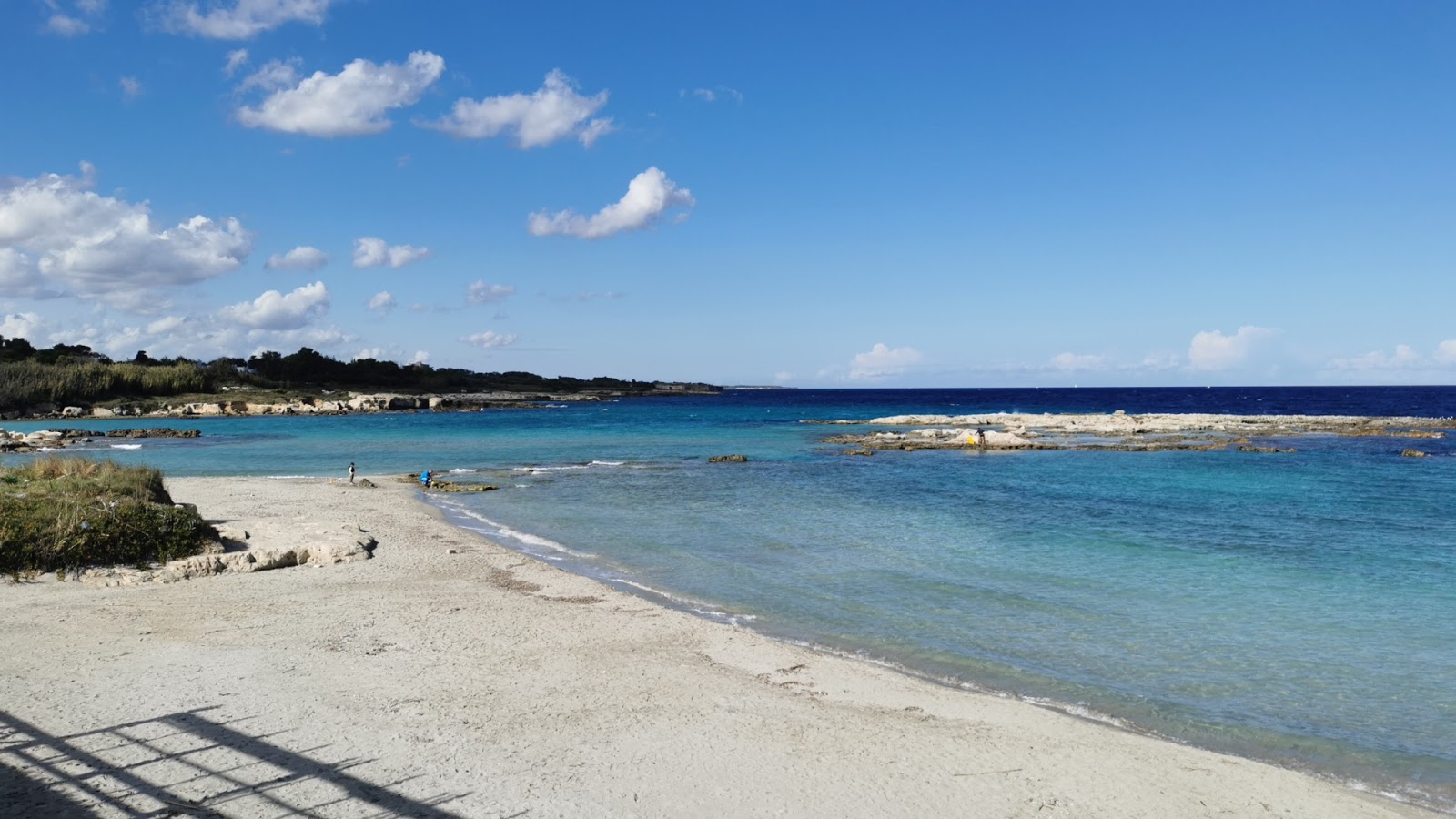 Foto von Atlantis beach mit beiger sand & steine Oberfläche
