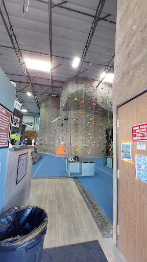 Rock Climbing Gym «Hangar 18 Indoor Climbing Gym - Riverside», reviews and photos, 6935 Arlington Ave, Riverside, CA 92503, USA